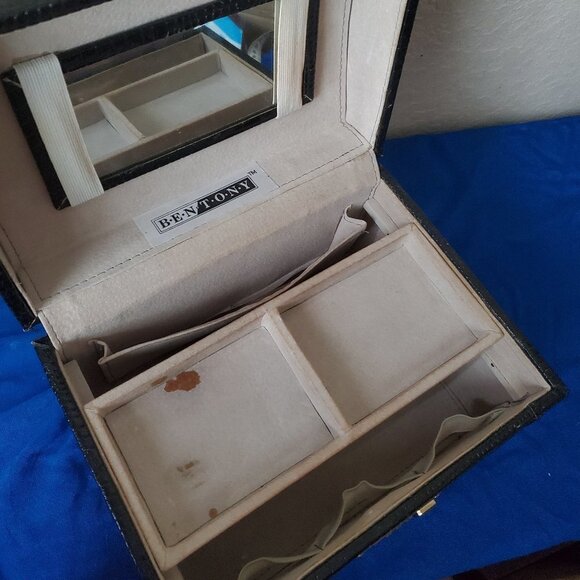 VTG Bentony embossed train case - Picture 15 of 16